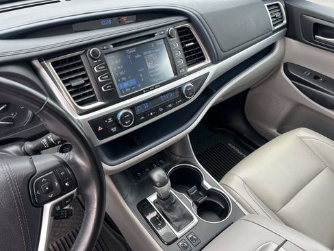 Used 2018 Toyota Highlander XLE image 30
