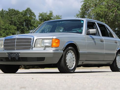 Used 1990 Mercedes-Benz 300 SE image 2
