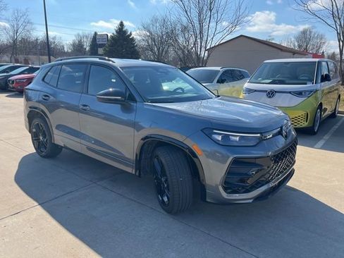 New 2026 Volkswagen Tiguan SE R-Line AWD/4WD image 1