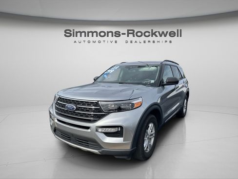 Used 2023 Ford Explorer XLT w/ Equipment Group 202A image 7