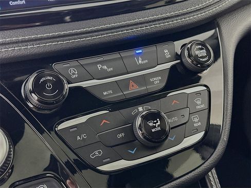 Used 2025 Chrysler Pacifica Limited image 22