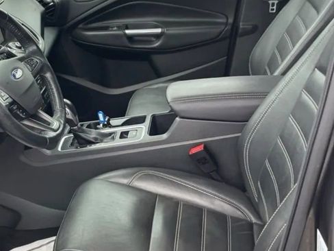 Used 2018 Ford Escape Titanium image 3