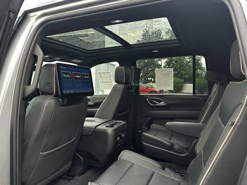 Used 2023 Chevrolet Suburban Premier w/ Advanced Technology Package AWD/4WD image 18
