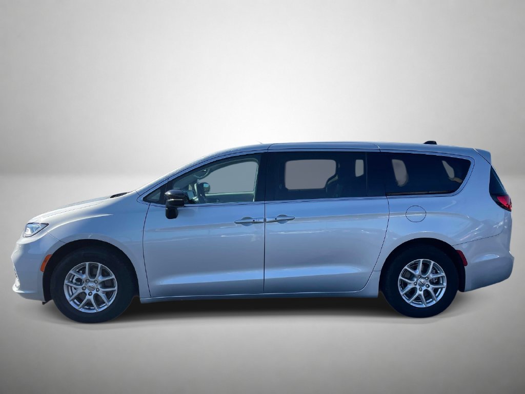 Used 2024 Chrysler Pacifica Touring-L FWD image 6