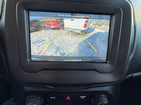 Used 2018 Jeep Renegade Latitude w/ Cold Weather Group image 22