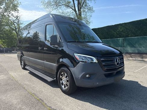 Used 2021 Mercedes-Benz Sprinter 2500 w/ Windows All Around Package image 12