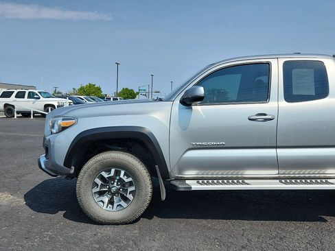 Used 2017 Toyota Tacoma TRD Off-Road w/ Tow Package AWD/4WD image 10