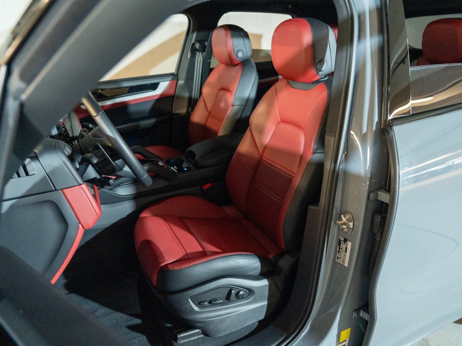 Certified 2026 Porsche Cayenne S AWD/4WD image 5