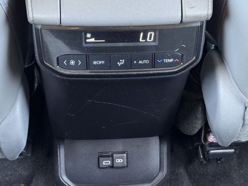 Used 2023 Toyota Highlander XLE image 29
