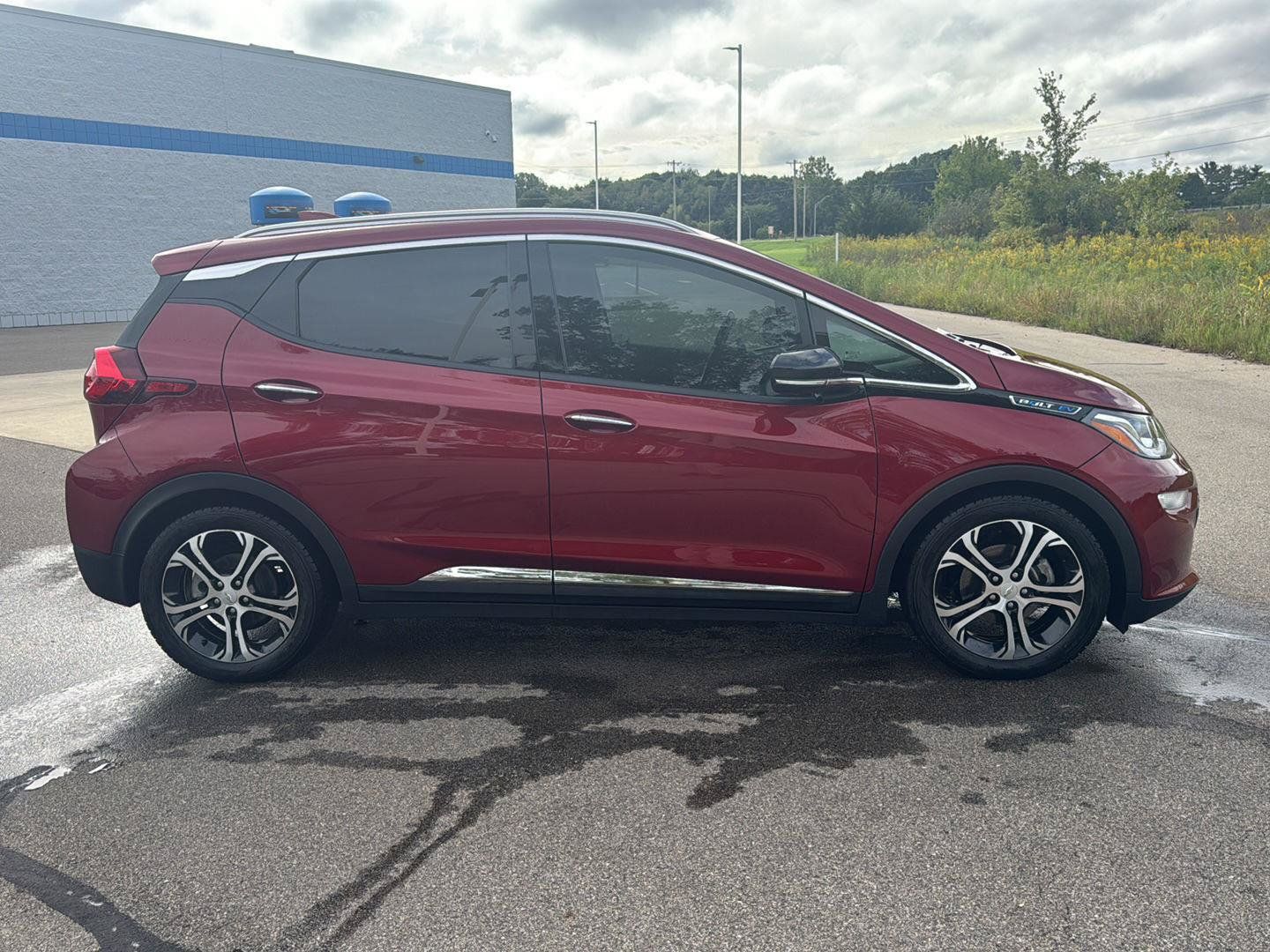 Used 2021 Chevrolet Bolt Premier w/ Infotainment Package FWD image 6