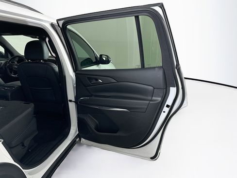 Used 2025 Chevrolet Traverse LT image 32