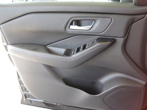 Used 2026 Nissan Rogue SV FWD image 19