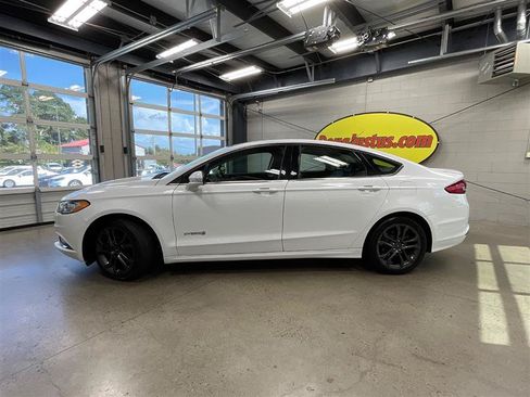 Used 2018 Ford Fusion SE FWD image 2