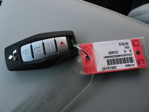 New 2025 Mitsubishi Outlander SE image 24