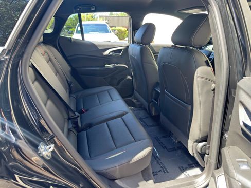 Used 2025 Chevrolet Trax RS FWD image 36