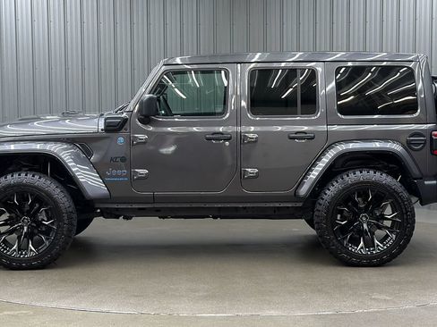Used 2025 Jeep Wrangler Unlimited Sahara w/ Safety Group AWD/4WD image 2