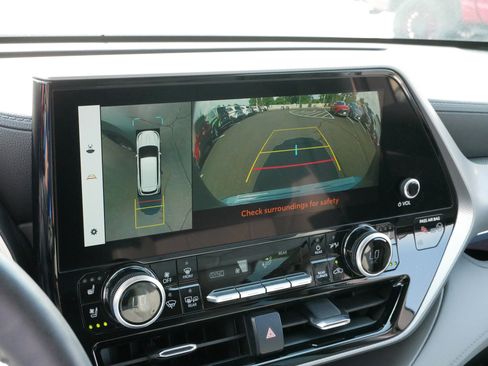 Used 2023 Toyota Highlander Platinum image 32