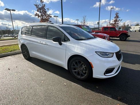 Certified 2024 Chrysler Pacifica Limited w/ S Appearance Package image 3