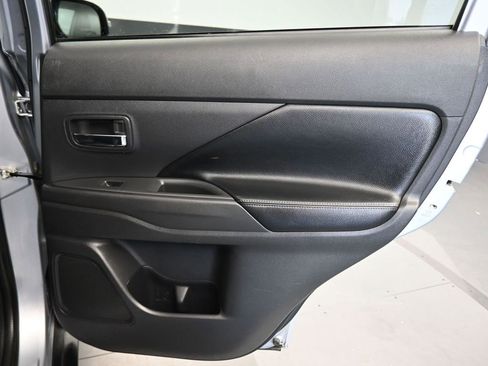 Used 2015 Mitsubishi Outlander SE image 40