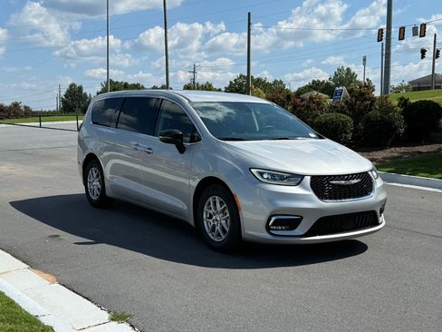 Used 2024 Chrysler Pacifica Touring-L FWD image 7