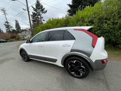 Used 2023 Kia Niro Wave w/ Wave Preserve Package FWD image 6