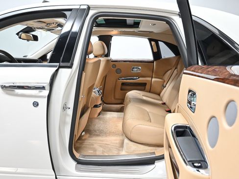 Used 2017 Rolls-Royce Ghost image 32