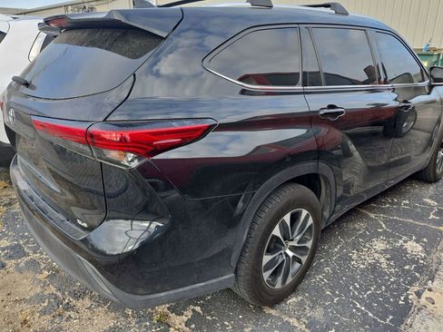 Used 2021 Toyota Highlander XLE image 2