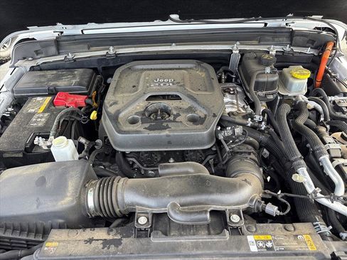 Used 2022 Jeep Wrangler Sahara w/ Cold Weather Group image 13