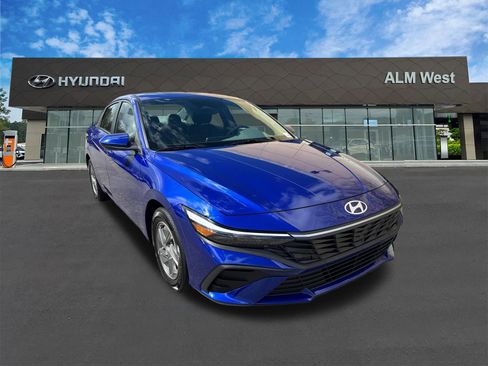 Used 2025 Hyundai Elantra SE image 3