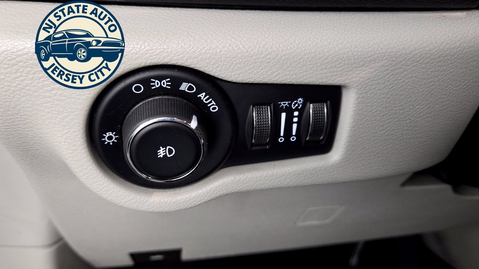 Used 2019 Chrysler Pacifica Touring-L FWD image 23