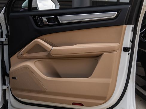 Certified 2023 Porsche Cayenne Platinum Edition AWD/4WD image 41