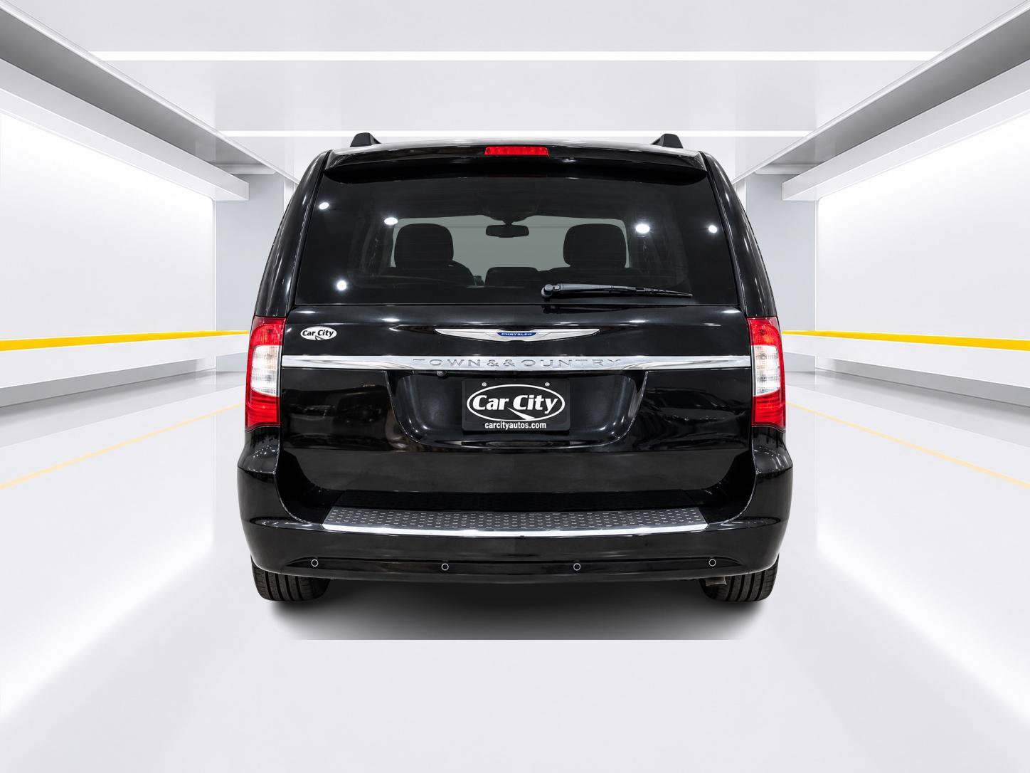 Used 2016 Chrysler Town & Country Touring-L FWD image 4