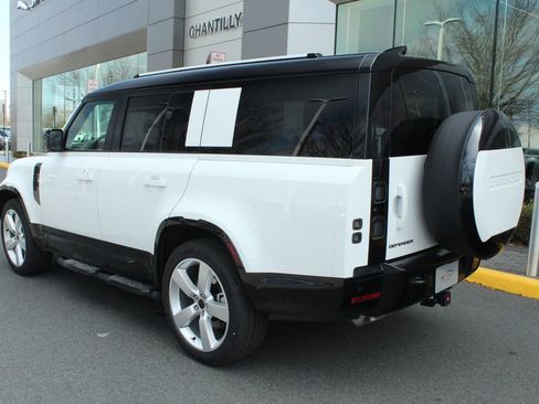 New 2026 Land Rover Defender 130 X-Dynamic SE image 10