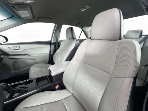 Used 2017 Toyota Camry SE image 3