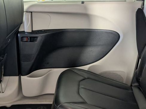 Used 2023 Chrysler Pacifica Touring-L image 27