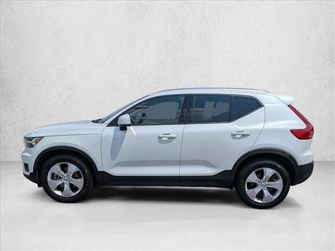 Used 2022 Volvo XC40 T4 Momentum FWD image 9