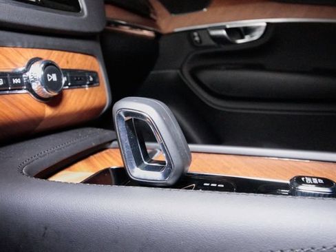 Certified 2025 Volvo XC90 B5 Plus w/ Protection Package Premier AWD/4WD image 15