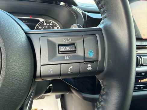 Used 2025 Nissan Pathfinder SV image 32