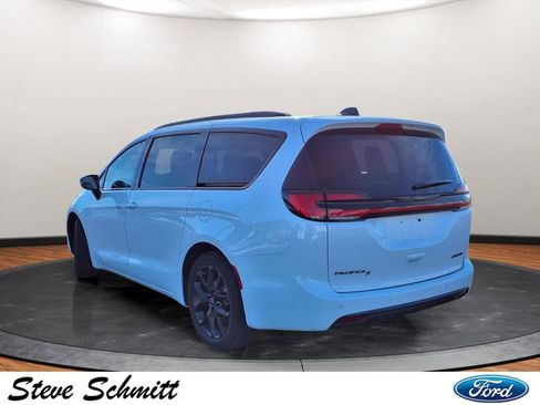 Used 2025 Chrysler Pacifica Limited image 3