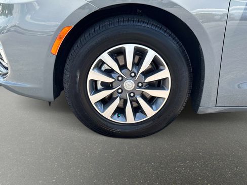 Used 2023 Chrysler Pacifica Touring-L FWD image 12