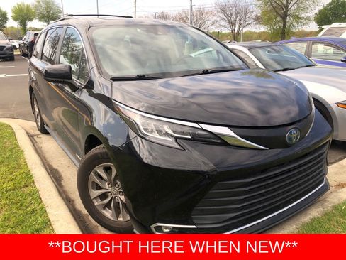Used 2021 Toyota Sienna XLE image 4