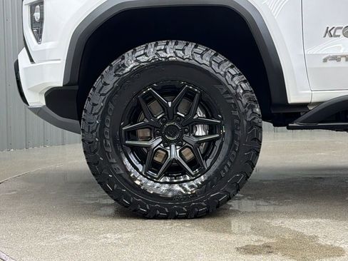 Used 2024 GMC Canyon AT4X image 9