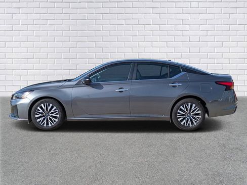Used 2025 Nissan Altima 2.5 SV FWD image 2