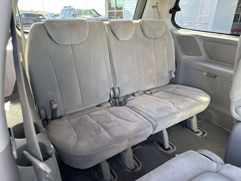 Used 2008 Hyundai Entourage GLS image 14