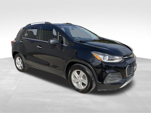 Used 2019 Chevrolet Trax LT w/ LT Convenience Package FWD image 3