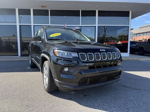 Used 2022 Jeep Compass Latitude image 2