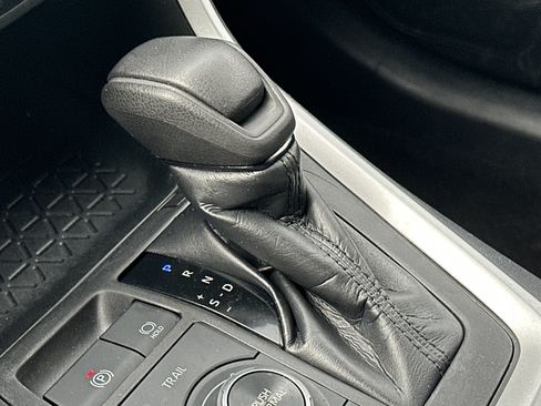 Used 2021 Toyota RAV4 LE AWD/4WD image 27