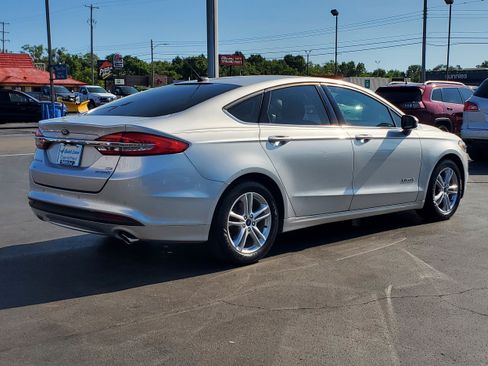 Used 2018 Ford Fusion SE FWD image 4