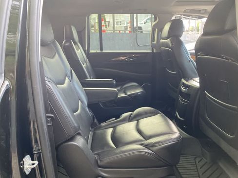 Used 2019 Cadillac Escalade ESV Luxury AWD/4WD image 17