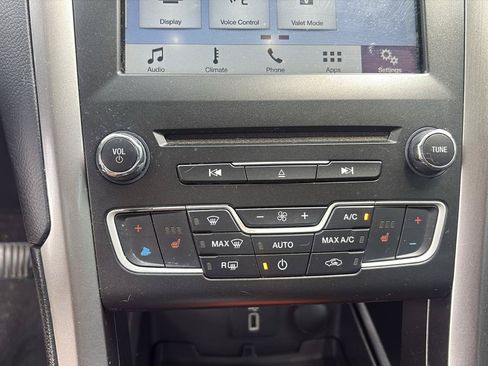 Used 2017 Ford Fusion SE w/ Fusion SE Technology Package FWD image 14